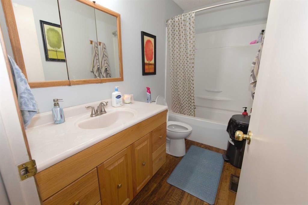 96 Simpson Crescent Se, Medicine Hat, AB - Indoor Photo Showing Bathroom