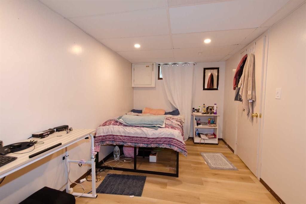 96 Simpson Crescent Se, Medicine Hat, AB - Indoor Photo Showing Bedroom