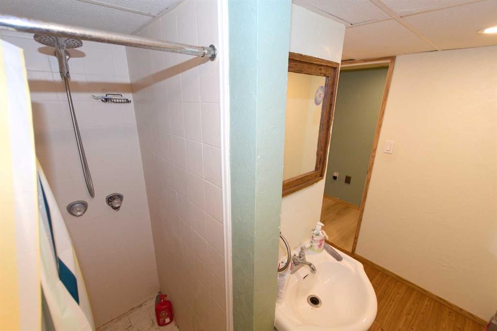 96 Simpson Crescent Se, Medicine Hat, AB - Indoor Photo Showing Bathroom