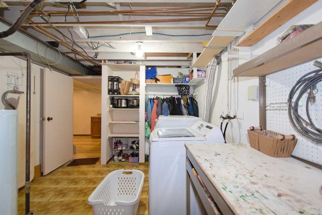 96 Simpson Crescent Se, Medicine Hat, AB - Indoor Photo Showing Laundry Room