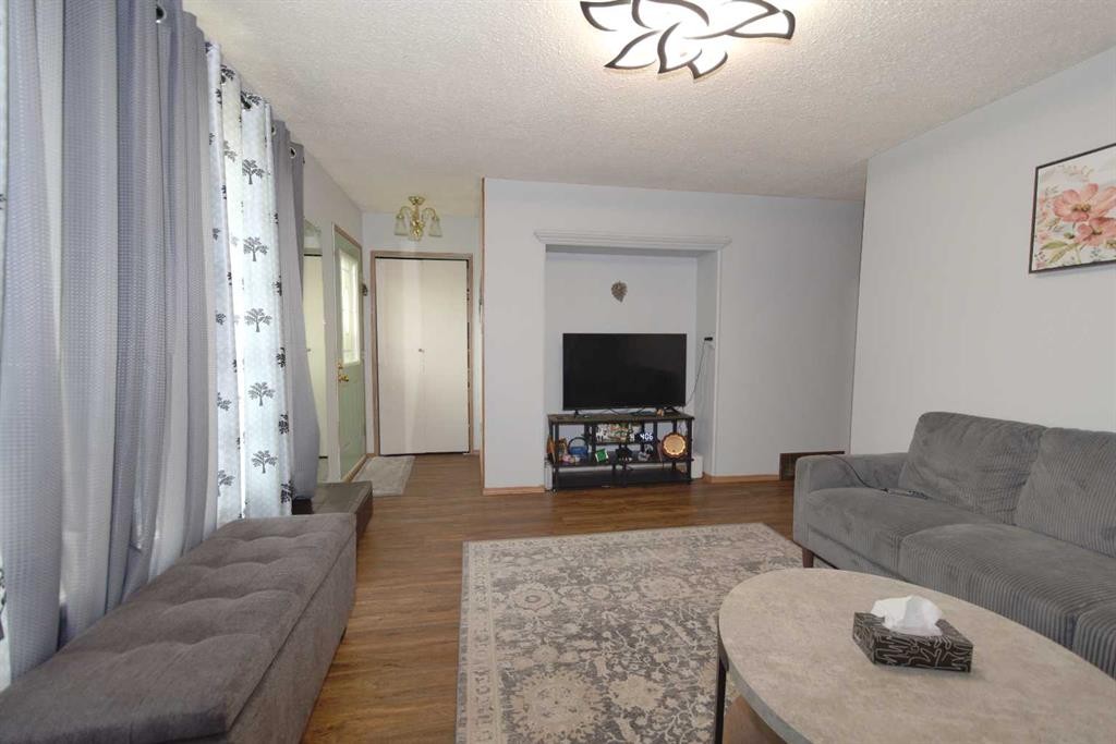 96 Simpson Crescent Se, Medicine Hat, AB - Indoor Photo Showing Living Room