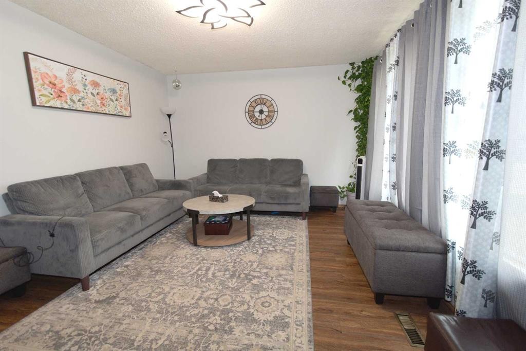 96 Simpson Crescent Se, Medicine Hat, AB - Indoor Photo Showing Living Room