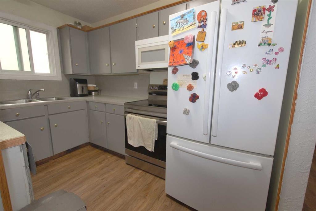 96 Simpson Crescent Se, Medicine Hat, AB - Indoor Photo Showing Kitchen With Double Sink