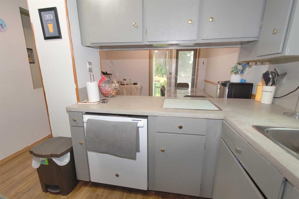 96 Simpson Crescent Se, Medicine Hat, AB - Indoor Photo Showing Kitchen