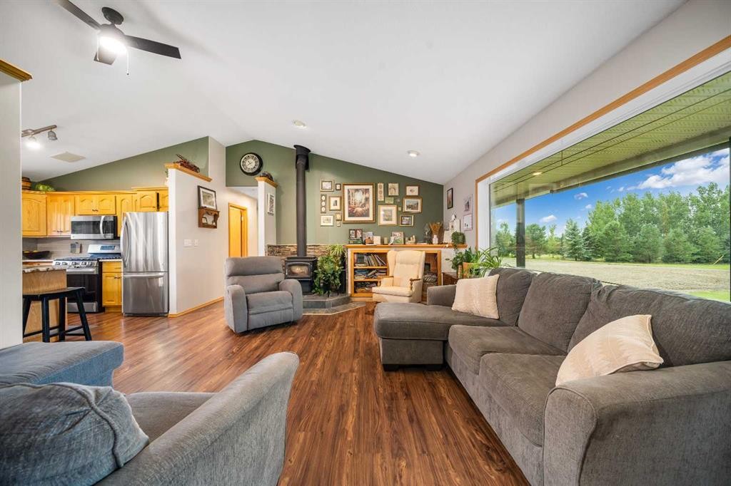 104063 Range Road 111, Bow Island, AB - Indoor Photo Showing Living Room