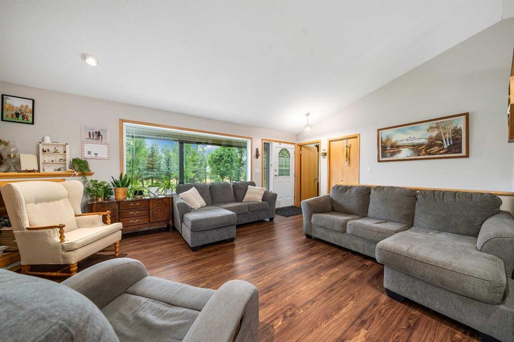 104063 Range Road 111, Bow Island, AB - Indoor Photo Showing Living Room