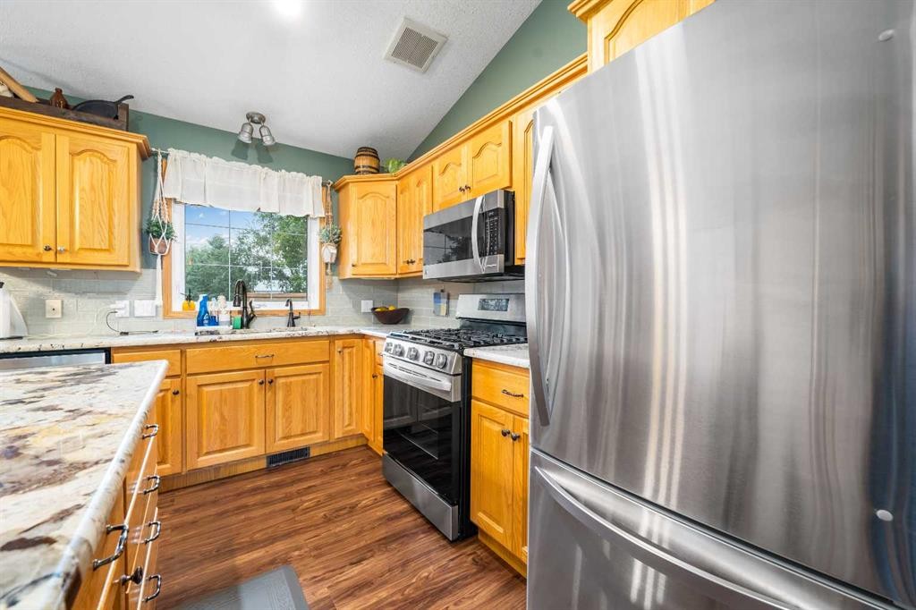 104063 Range Road 111, Bow Island, AB - Indoor Photo Showing Kitchen