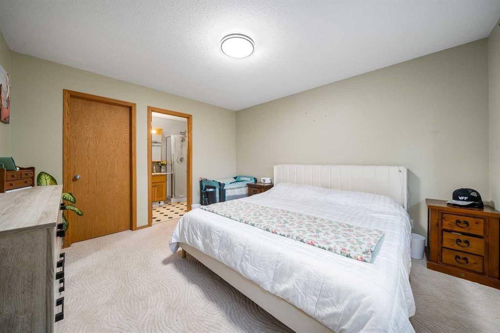104063 Range Road 111, Bow Island, AB - Indoor Photo Showing Bedroom