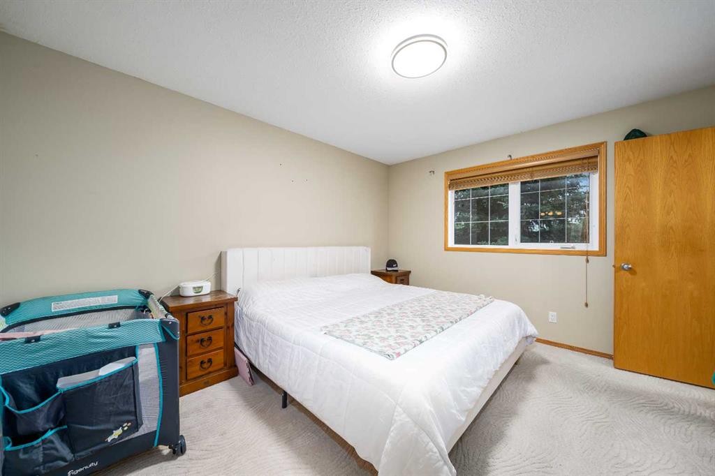 104063 Range Road 111, Bow Island, AB - Indoor Photo Showing Bedroom