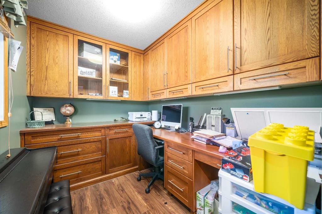 104063 Range Road 111, Bow Island, AB - Indoor Photo Showing Office