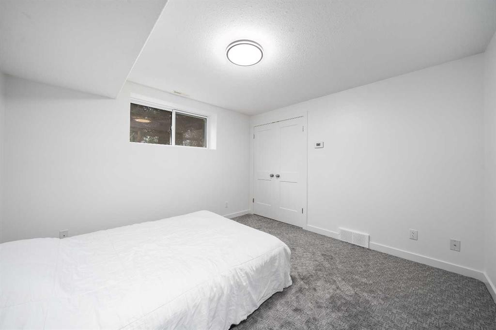 104063 Range Road 111, Bow Island, AB - Indoor Photo Showing Bedroom