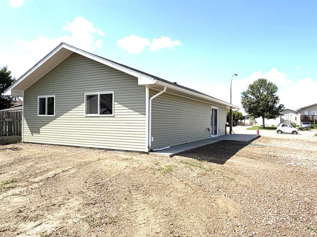 418 Main Street North, Redcliff, AB - Outdoor With Exterior