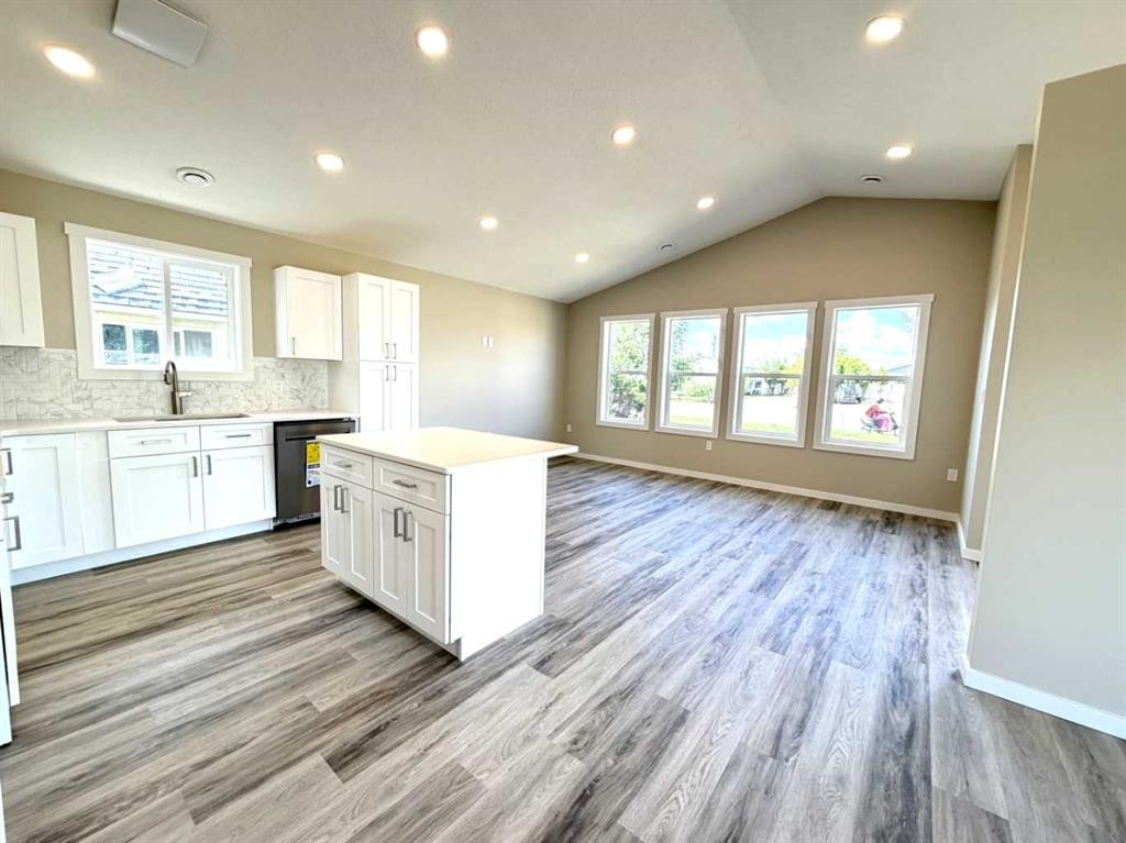 418 Main Street North, Redcliff, AB - Indoor Photo Showing Kitchen With Upgraded Kitchen