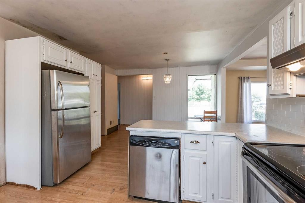 9 Heather Court, Irvine, AB