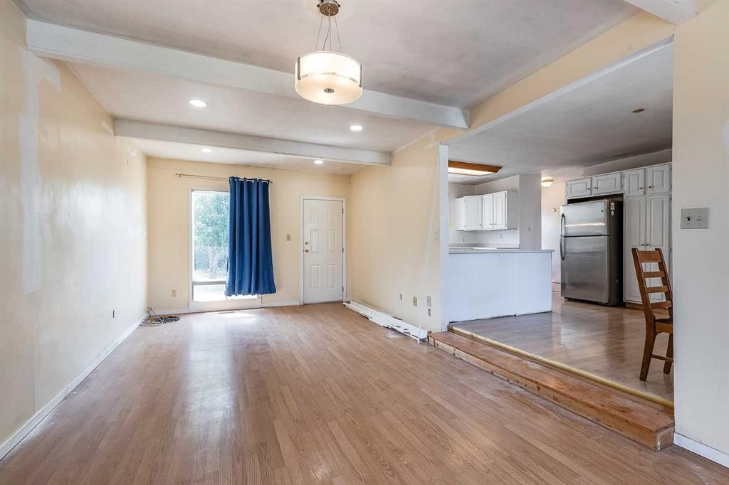 9 Heather Court, Irvine, AB