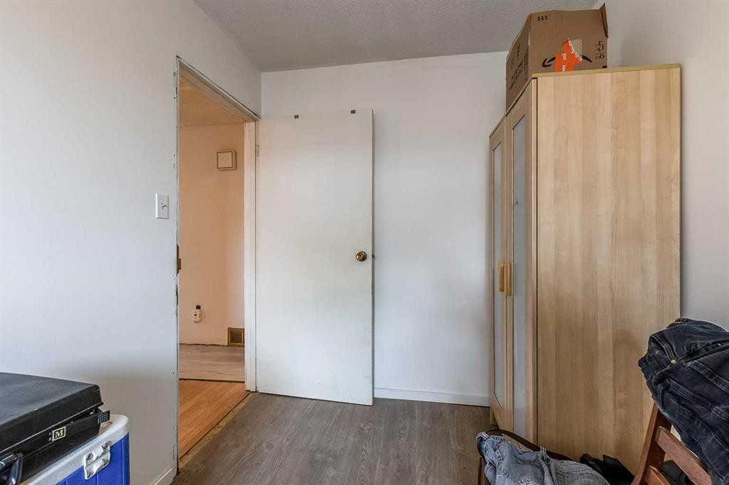 9 Heather Court, Irvine, AB