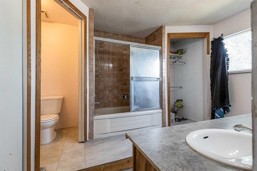 9 Heather Court, Irvine, AB