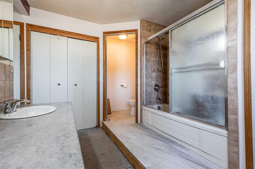 9 Heather Court, Irvine, AB
