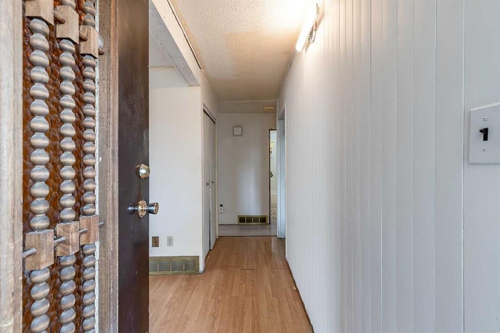 9 Heather Court, Irvine, AB
