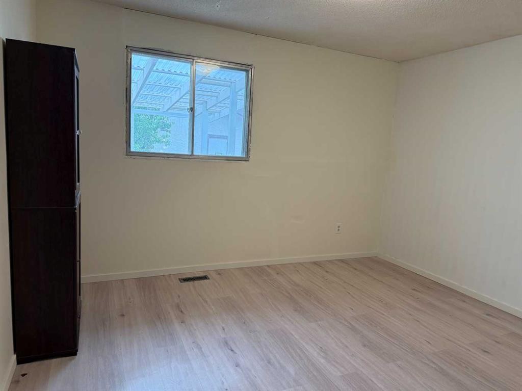 9 Heather Court, Irvine, AB