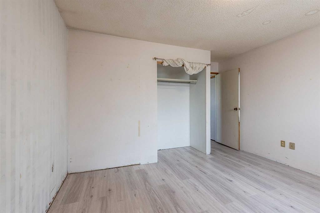 9 Heather Court, Irvine, AB