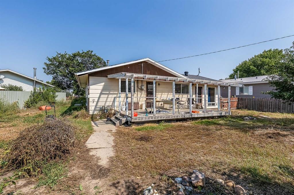 9 Heather Court, Irvine, AB