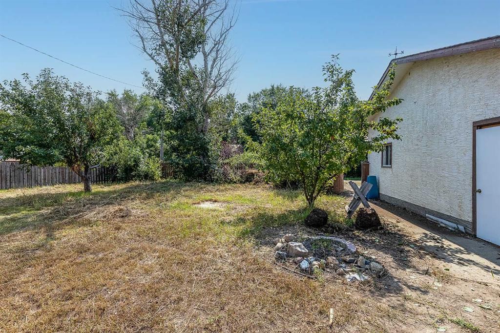 9 Heather Court, Irvine, AB