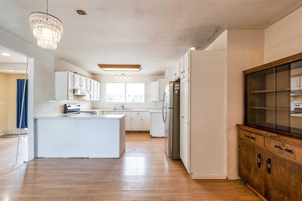 9 Heather Court, Irvine, AB