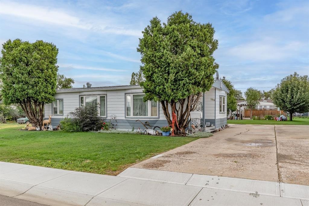 106 2 Street Ne, Redcliff, AB - Outdoor