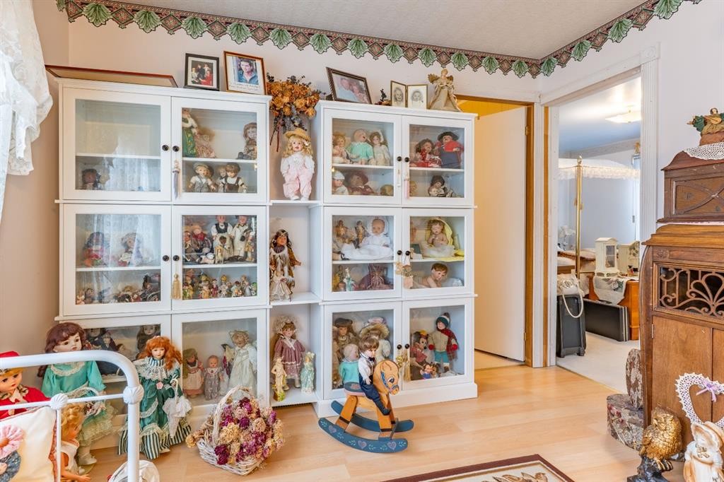 106 2 Street Ne, Redcliff, AB - Indoor