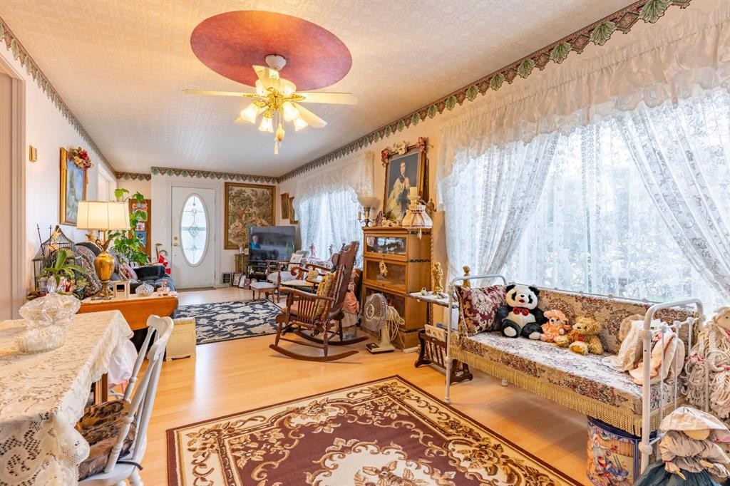 106 2 Street Ne, Redcliff, AB - Indoor