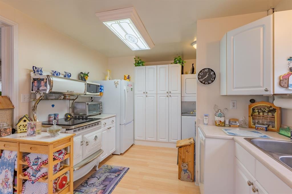 106 2 Street Ne, Redcliff, AB - Indoor Photo Showing Kitchen With Double Sink