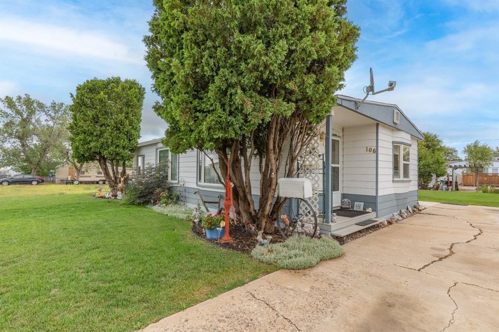 106 2 Street Ne, Redcliff, AB - Outdoor