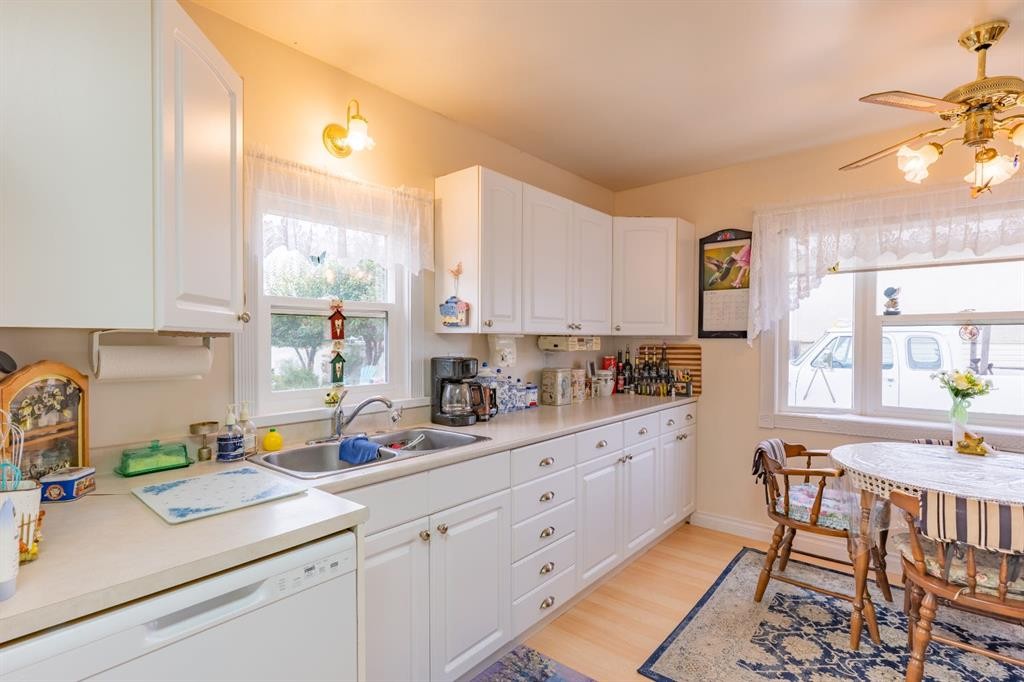 106 2 Street Ne, Redcliff, AB - Indoor Photo Showing Kitchen With Double Sink