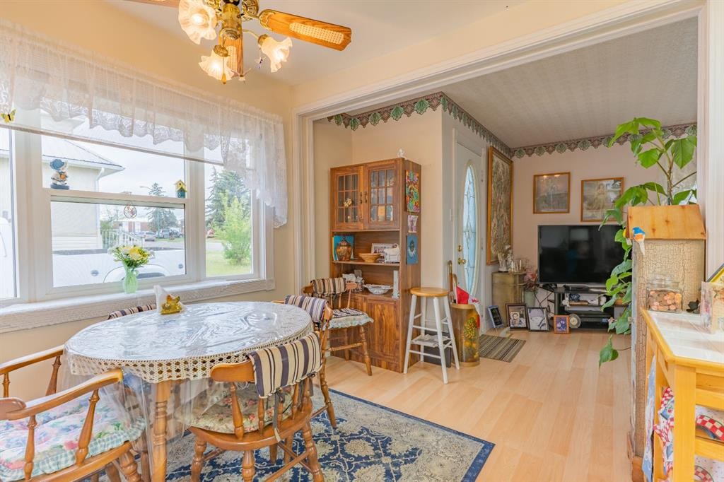 106 2 Street Ne, Redcliff, AB - Indoor Photo Showing Dining Room