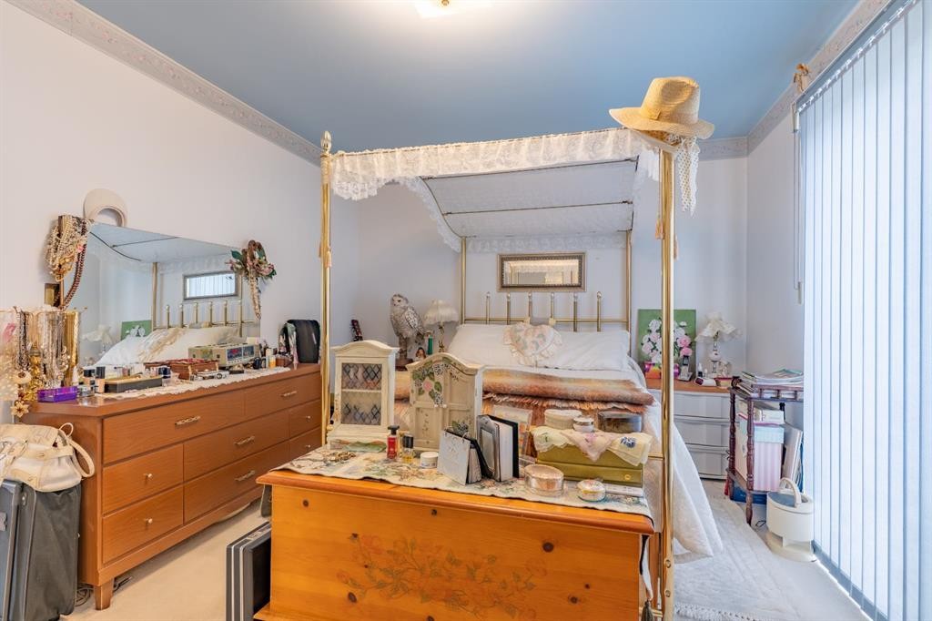 106 2 Street Ne, Redcliff, AB - Indoor