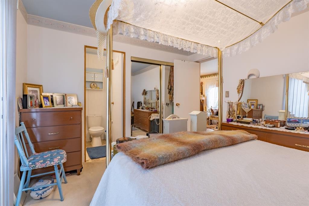 106 2 Street Ne, Redcliff, AB - Indoor Photo Showing Bedroom