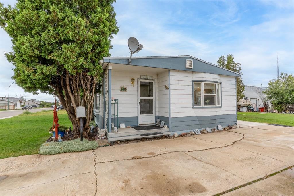 106 2 Street Ne, Redcliff, AB - Outdoor