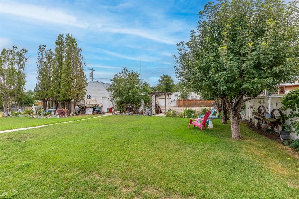 106 2 Street Ne, Redcliff, AB - Outdoor