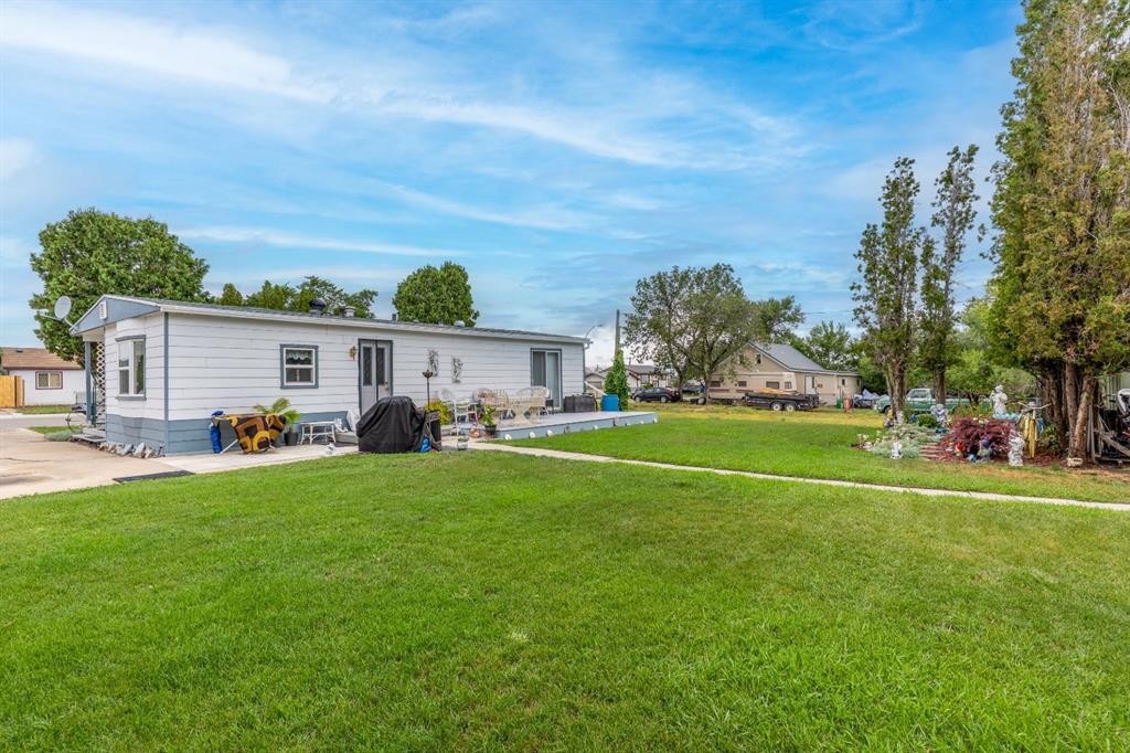 106 2 Street Ne, Redcliff, AB - Outdoor