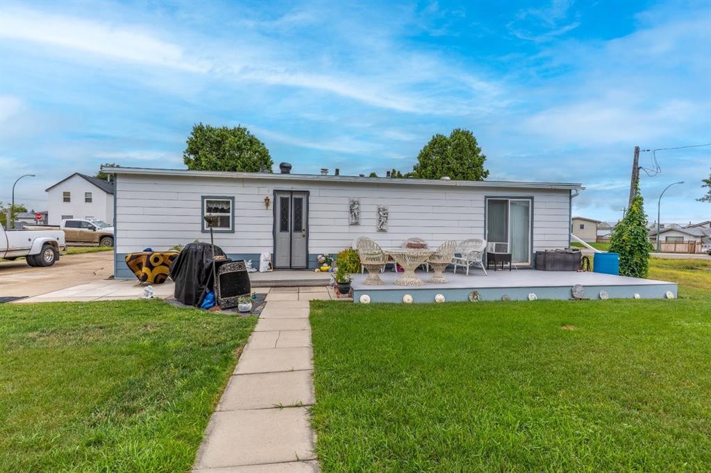 106 2 Street Ne, Redcliff, AB - Outdoor