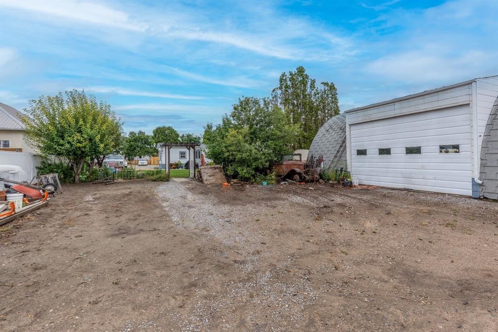 106 2 Street Ne, Redcliff, AB - Outdoor