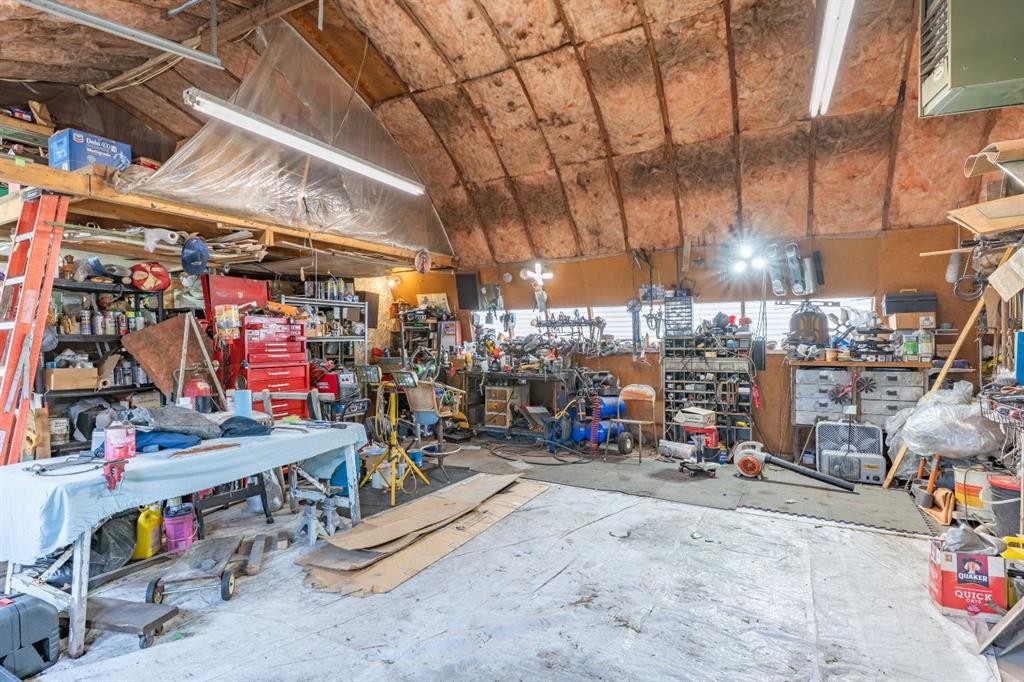 106 2 Street Ne, Redcliff, AB - Indoor Photo Showing Garage