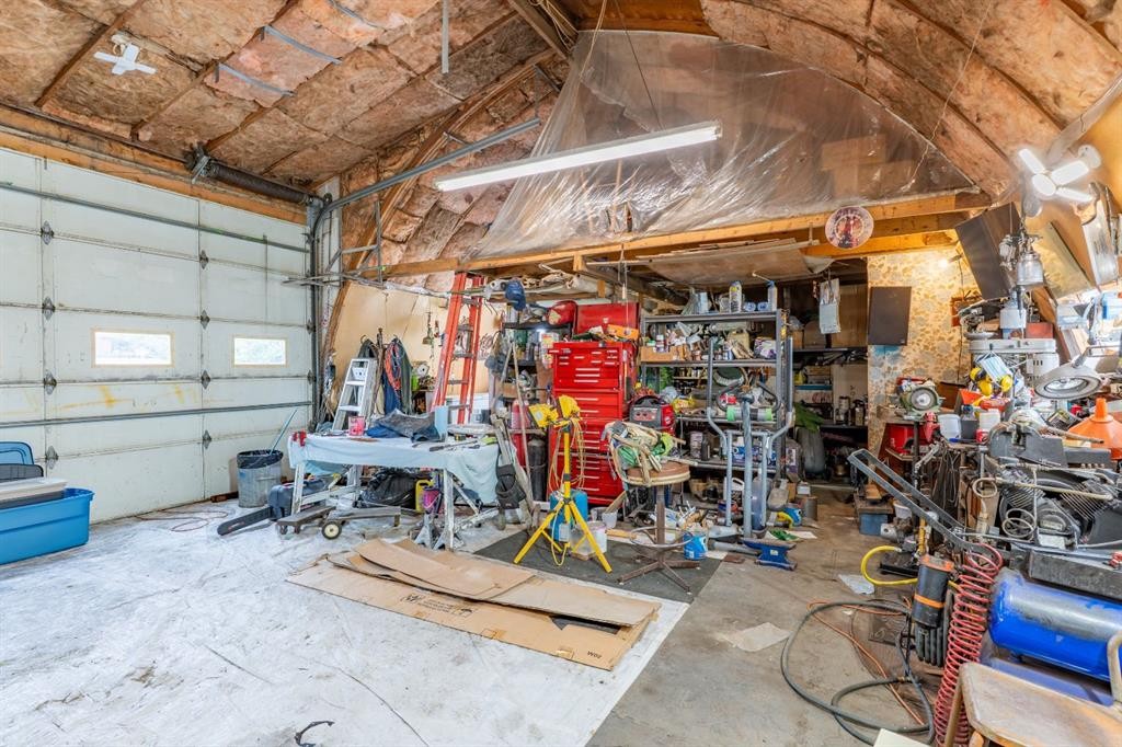 106 2 Street Ne, Redcliff, AB - Indoor Photo Showing Garage