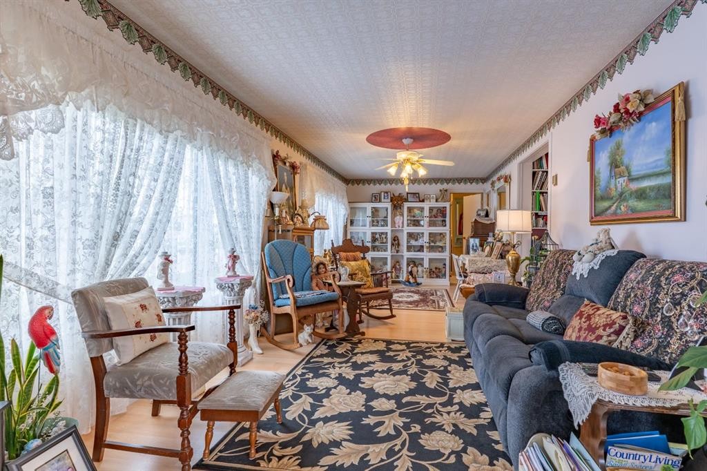 106 2 Street Ne, Redcliff, AB - Indoor Photo Showing Living Room