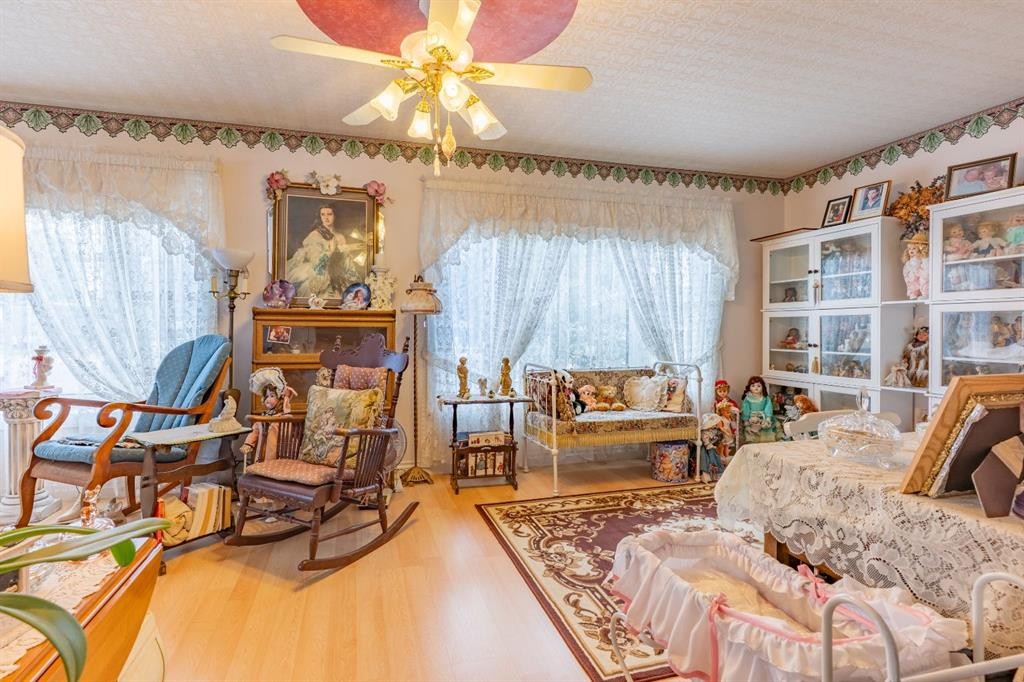 106 2 Street Ne, Redcliff, AB - Indoor Photo Showing Living Room