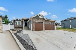 215 Hamptons Crescent SEMedicine Hat, AB T1B 0P4