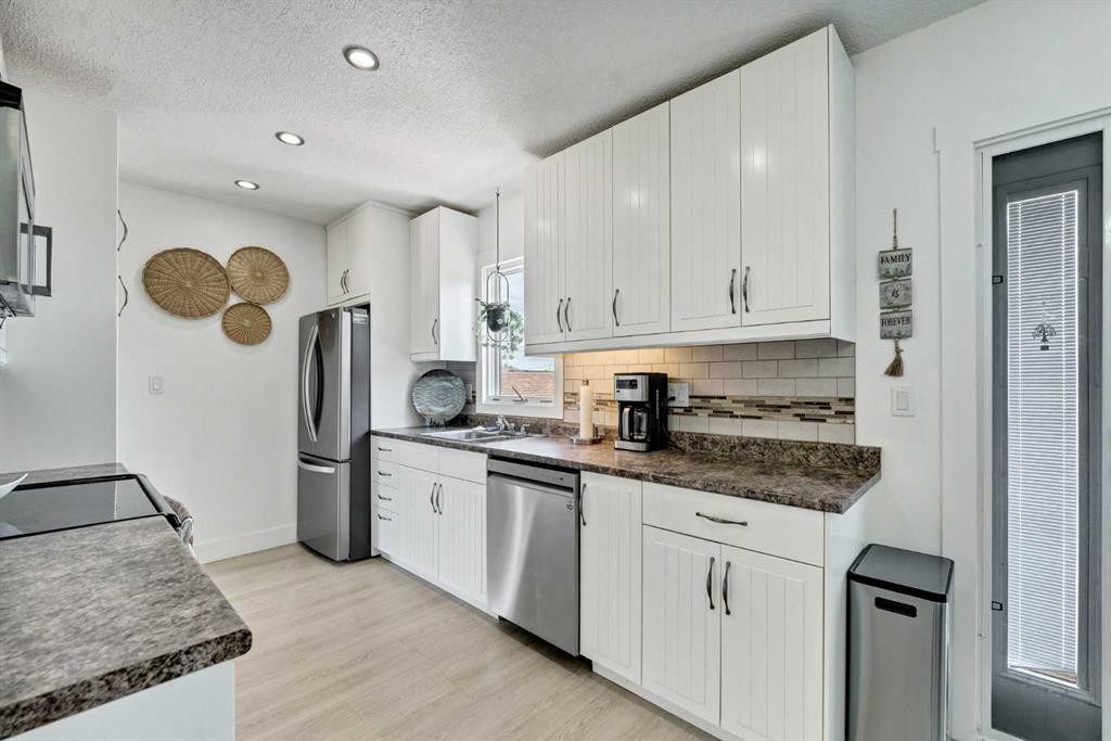6 5 Street Ne, Redcliff, AB - Indoor Photo Showing Kitchen