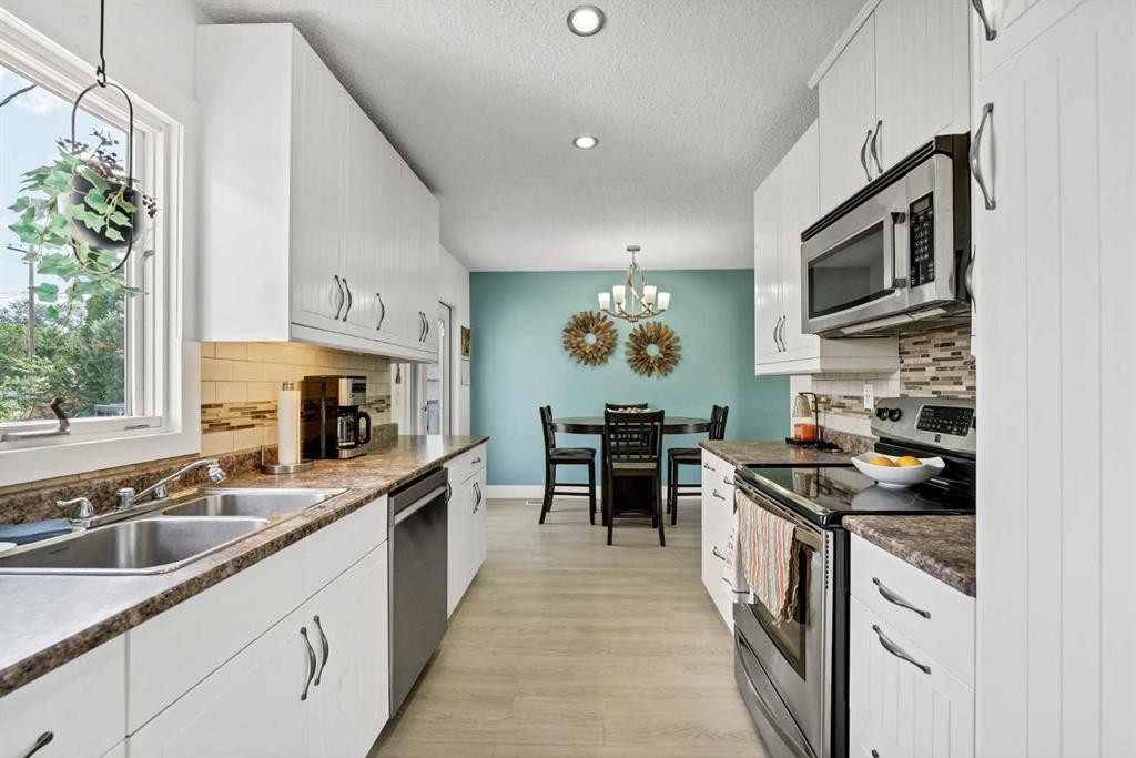 6 5 Street Ne, Redcliff, AB - Indoor Photo Showing Kitchen With Double Sink
