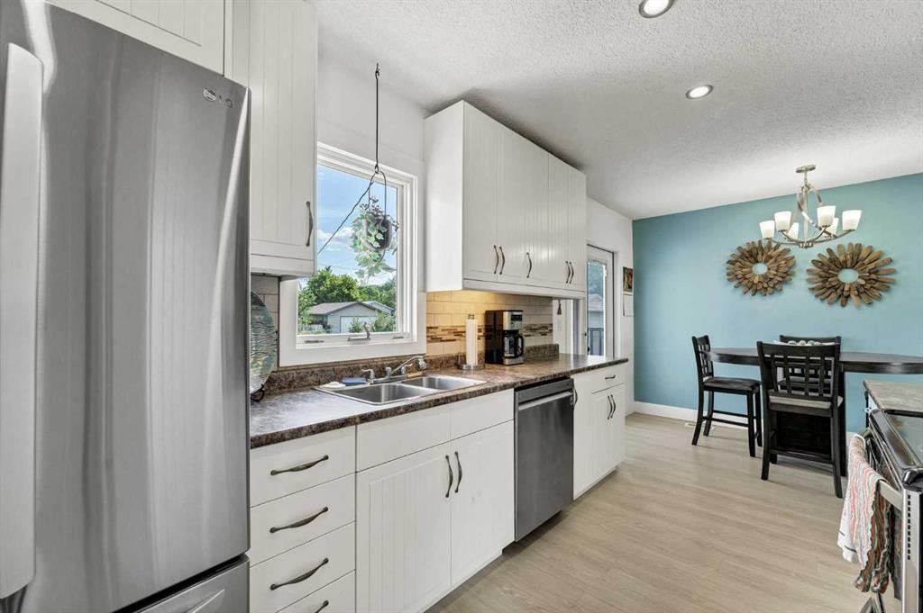 6 5 Street Ne, Redcliff, AB - Indoor Photo Showing Kitchen With Double Sink